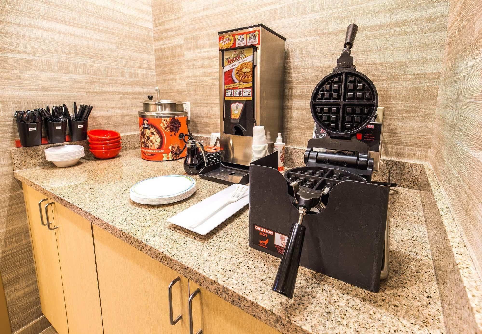 Towneplace Suites By Marriott Gilford Dış mekan fotoğraf